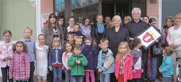 Bürgermeister Gerd Heim präsentiert mit den Kindern das Stadtwappen von Weißenthurm. privat