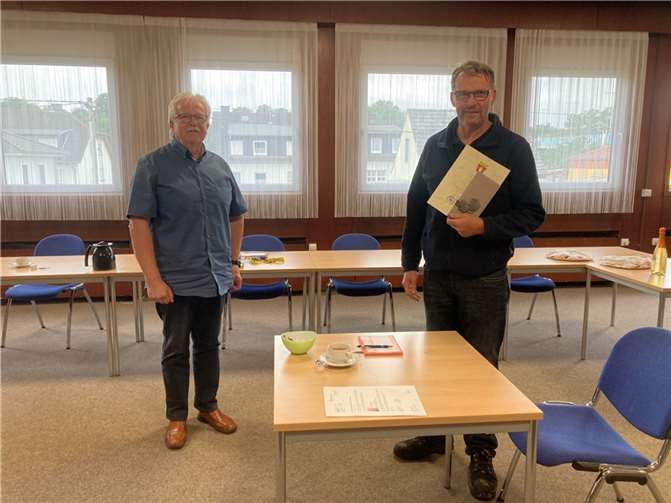 Bürgermeister Gerd Heim und Dienstjubilar Rolf Adams.Quelle: Stadt Weißenthurm