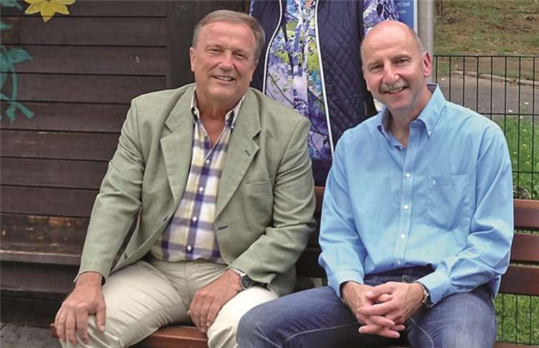 Bürgermeister Gerd Jung, Irene Herrmann und Peter Stäblein vom Vereinsring (v.l.n.r.) bei der Übergabe der neuen Sitzbänke am Kneipp-Tretbecken. privat