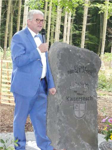 Bürgermeister Gerhard Weber gab einen Einblick in die Stadtgeschichte und bedankte sich bei allen engagierten Helfern.