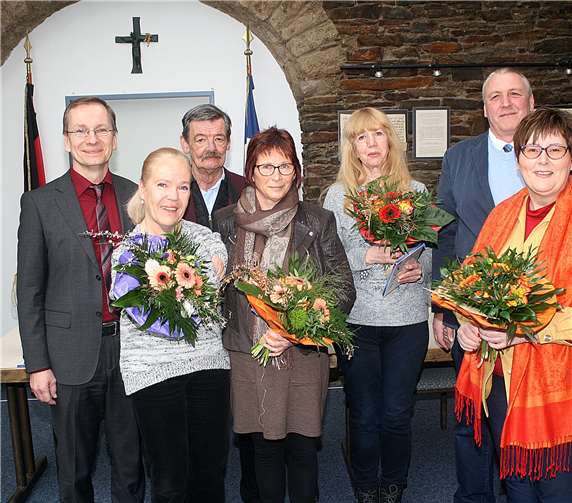 Bürgermeister Geron (li.) und Personalratsvorsitzender Michael Klein (re.) konnten (v.li.) Bianca Vogel, Erwin Weiland, Resi Schütze, Angelika Endris und Renate Klein aus Ihrem Dienst verabschieden.Rü