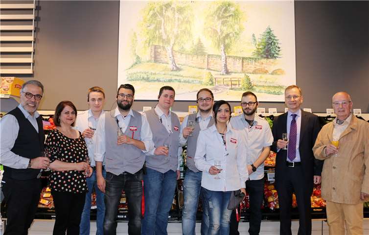 Erlebniseinkauf im neugestalteten Markt Bürgermeister Geron nahm sich auch noch die Zeit für ein Gruppenbild. privat