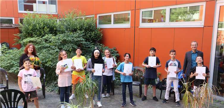 Bürgermeister Geron überreichte den Sprachschüler*innen eine Urkunde und eine kleine Aufmerksamkeit. Foto: privat