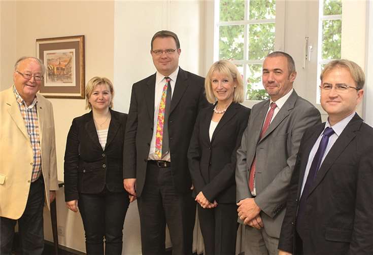 Bürgermeister Goran Habuš (3.v.l.). Raymond Rojnik (re.) Leiter des Konzertbüros in Varaždin, Bürgermeisterin Marie-Theres Hammes-Rosenstein (3.v.r.), Dr. h.c. Friedhelm Pieper (li.) Vorsitzender des Freundeskreises Koblenz-Varaždin. Stadt Koblenz