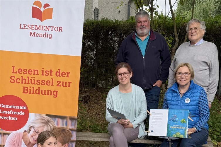 Bürgermeister Grün, Karl Gunkel  und die Vorleserinnen Esther Himmelstein und Helga Schmitt