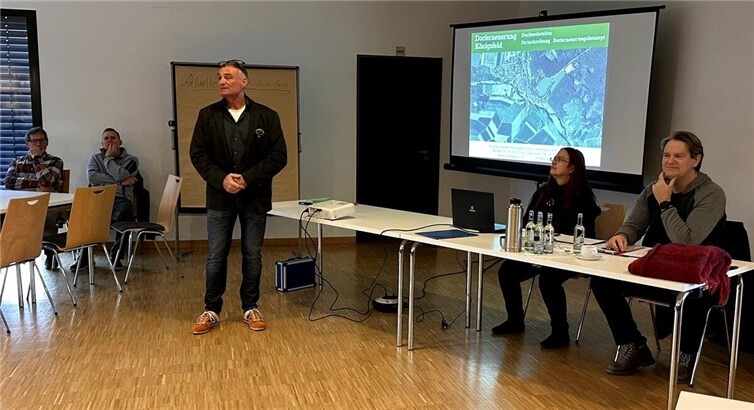 Bürgermeister Günter Dietzler begrüßt die rund 70 Teilnehmerinnen und Teilnehmer der Dorfkonferenz.