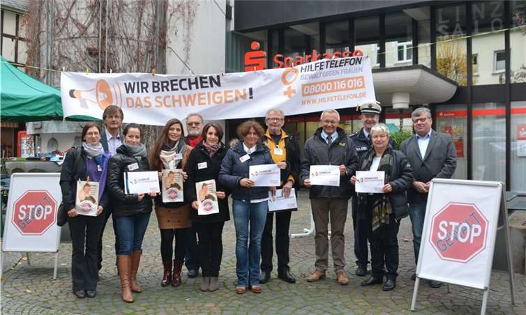 Bürgermeister Günter Fischer (Linz), Michael Mahlert (Bad Hönningen) und 1. Kreisbeigeordneter Achim Hallerbach mit den Mitgliedern des Netzwerkes gegen Gewalt.