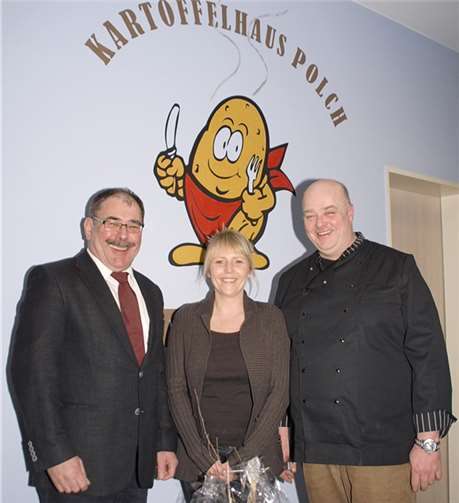 Bürgermeister Günter Schnitzler (v. l.) kam mit einem „Kartoffelbäumchen“ als Geschenk zur Neueröffnung. Melanie Nickenig und Inhaber Frank Stankovic freuten sich.US