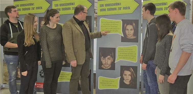 Bürgermeister Guido Nisius (4. v. l.) diskutierte mit den Jugendlichen über die Ausstellung und unterstrich die Wichtigkeit des politischen Interesses in der Bevölkerung und vor allem auch bei jungen Leuten. VG Adenau