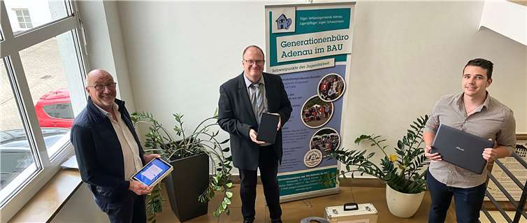 Bürgermeister Guido Nisius, Jugendpfleger Jürgen Schwarzmann und Fsj’ler Alexander Schlich freuen sich dank Unterstützung des Landesjugendamtes über ein Digitalisierungs-Update.Foto: privat