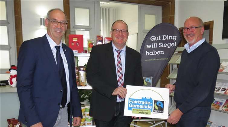 Bürgermeister Guido Nisius (Mitte) sowie aus der Steuerungsgruppe UN Agenda 2030 Bernhard Jüngling (l.) und Jürgen Schwarzmann (r.) freuen sich über die Auszeichnung der Verbandsgemeinde Adenau als Fair Trade Gemeinde.VG Adenau