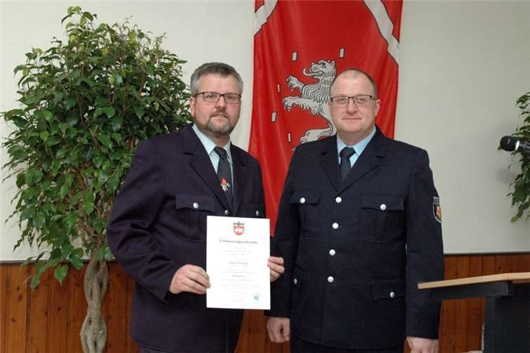 Bürgermeister Guido Nisius entließ Klaus Jüngling (l.) aus dem Amt als Wehrführer.