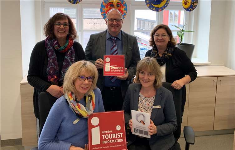 Bürgermeister Guido Nisius freute sich mit den zuständigen Mitarbeiterinnen über die Auszeichnung. Foto: Sebastian Schulte/VG Adenau