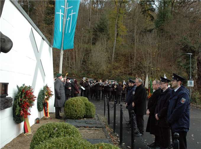 Bürgermeister Guido Nisius gedachte der Opfer von Krieg, Terror und Gewalt mit der Kranzniederlegung am Ehrenmal auf dem Adenauer Friedhof, wo die zentrale Veranstaltung für die Verbandsgemeinde stattfand.  UM