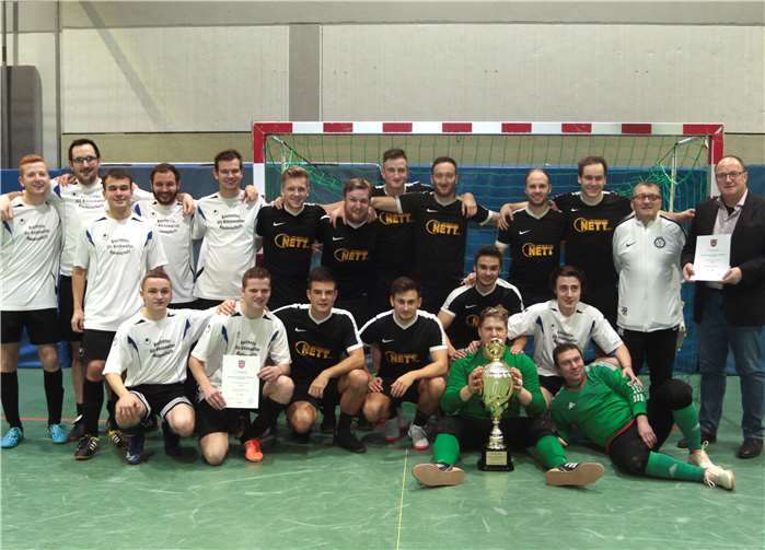 Bürgermeister Guido Nisius konnte der SG Hocheifel I zu ihrem dreizehnten Gewinn des Hallenturnieres den verdienten Pokal überreichen, hier zusammen mit Hocheifel II, die Dritter geworden sind.