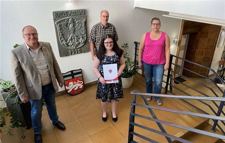 Bürgermeister Guido Nisius (li), Fachbereichsleiter Bernhard Jüngling (hinten) und die stellv. Vorsitzende des Personalrates Sandra Kämmerling (re.) gratulierten Bianca Weber (vorne), zum erfolgreichen Abschluss der II. Prüfung für Beschäftigte im kommunalen Verwaltungsdienst. Foto: VG Adenau