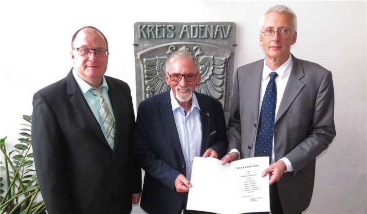 Bürgermeister Guido Nisius (li.) und Jürgen Powolny (re.) gratulierten Heinz-Jürgen de Temple zu seinem Dienstjubiläum. Foto: privat