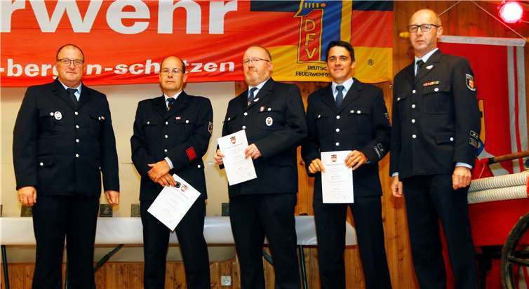 Bürgermeister Guido Nisius (li.) und Wehrleiter Dieter Merten (re.) konnten mit Frank Breitzter, FFW Hümmel, (2.v.li.), Frank Kürsten, FFW Quiddelbach, (Mitte) und Marco Romes (2.v.re.), FFW Nürburg, drei neue Wehrführer ernennen.