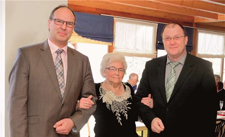 Bürgermeister Guido Nisius (r.) und Stadtbürgermeister Arnold Hoffmann gratulieren Gertrud Holbach zum 90. Geburtstag. SES