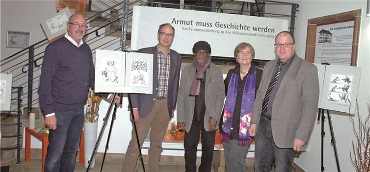 Bürgermeister Guido Nisius (rechts) begrüßte (von links) Jugendpfleger Jürgen Schwarzmann, Stadtbürgermeister Arnold Hoffmann, Muepu Muamba und Dr. Maria Kohlert-Nemeth bei der Ausstellung.UM