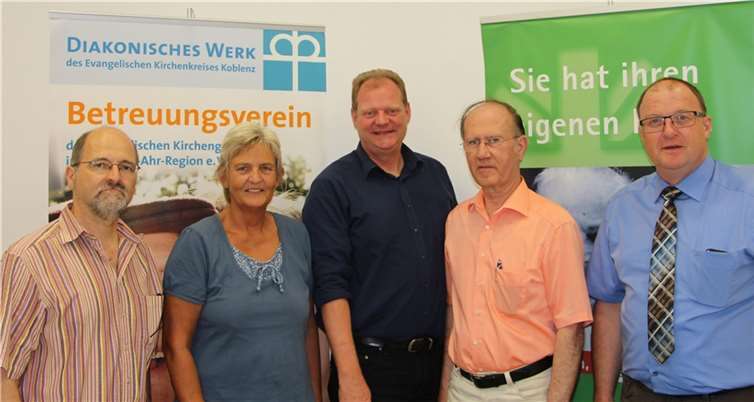 Bürgermeister Guido Nisius (rechts) und die Vertreter der Betreuungsvereine im Kreis Ahrweiler – (von links) Uwe Moschkau, Marion Eisler, Ralph Seeger und Klaus-Peter Rothkegel – freuen sich auf den Austausch im Rathaus von Adenau.privat
