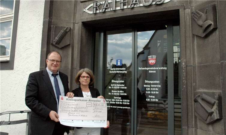 Bürgermeister Guido Nisius übergab Spendenscheck an Bezirksgeschäftsführerin Bettina Hörter.  UM