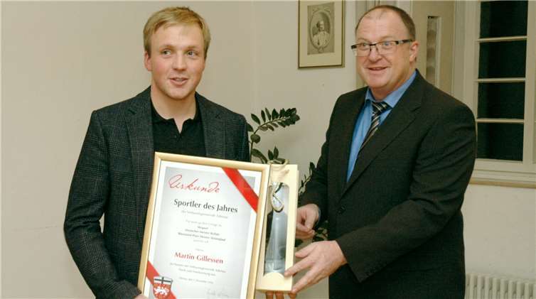 Bürgermeister Guido Nisius überreichte Martin Gillessen neben der Urkunde auch ein Weinpräsent. UM