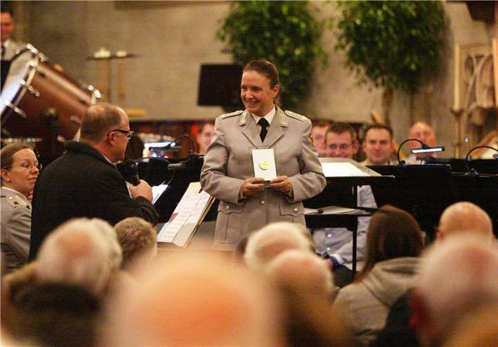 Bürgermeister Guido Nisius überreichte an Frau Oberstleutnant Schütz-Knospe die Plakette der VBG.