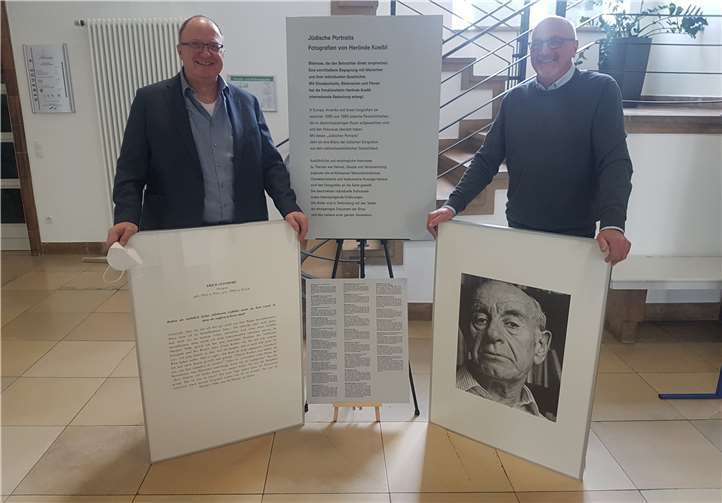 Bürgermeister Guido Nisius und Jürgen Schwarzmann (Jugenpfleger) bei der Eröffnung der Ausstellung im Rathaus der VG Adenau. Foto: privat