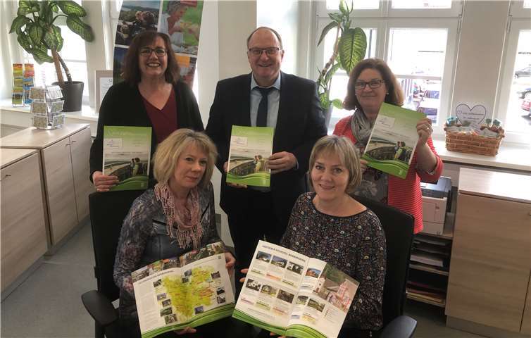 Bürgermeister Guido Nisius und das Team der Tourist-Information Hocheifel-Nürburgring freuen sich über die neue attraktive Broschüre.Foto: Sebastian Schulte