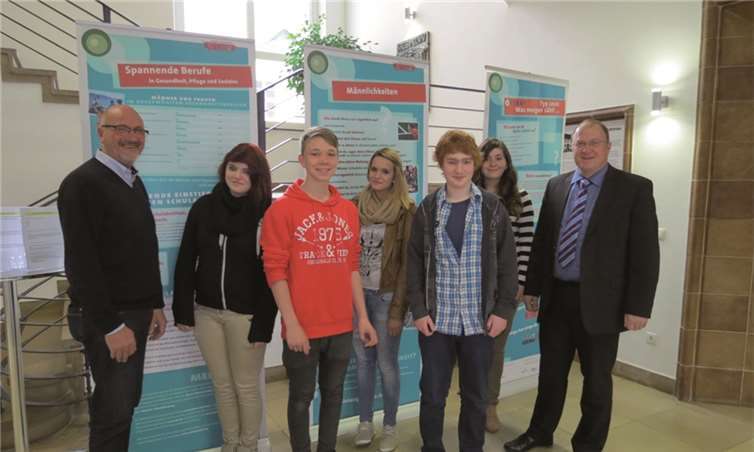 Bürgermeister Guido Nisius (v. r.) bei der Ausstellungseröffnung mit den Praktikanten Michelle, Johannes, Malgosia, Justus und Christina sowie Jugendpfleger Jürgen Schwarzmann. privat