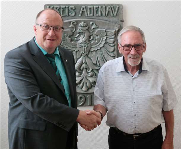 Bürgermeister Guido Nisius verabschiedet Jürgen de Temple nach fast 40 Jahre kommunalpolitischer Arbeit.