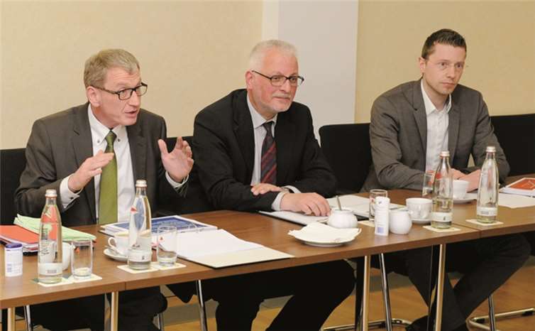 Bürgermeister Guido Orthen (1.v.l.) erläuterte den Gutachtenentwurf zu den Perspektiven der Ahr-Thermen vor.
