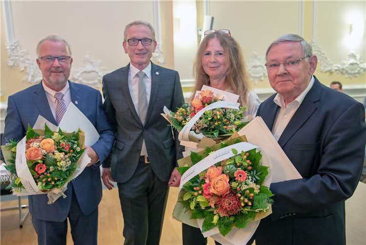 Bürgermeister Guido Orthen (2.v.li.) ernannte bei der konstituierenden Sitzung des Stadtrats von Bad Neuenahr-Ahrweiler die drei ehrenamtlichen Beigeordneten (v.li.) Hans-Jürgen Juchem, Ute Reuland und Rudi Frick. Foto: JOST