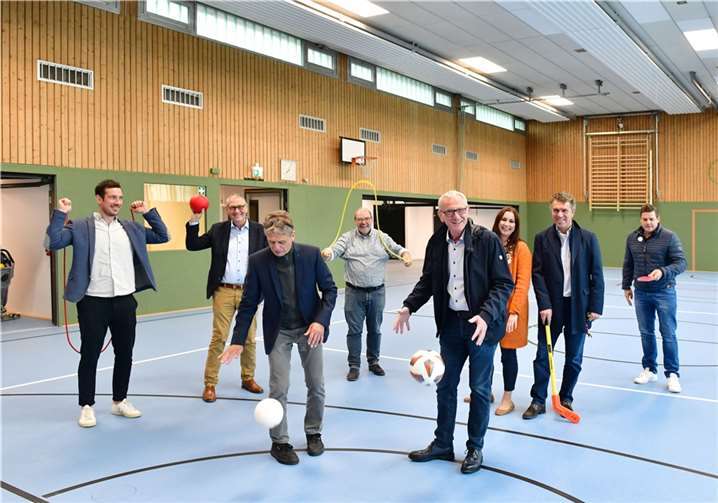 Bürgermeister Guido Orthen (4.v.r.) und der Erste Beigeordnete Peter Diewald (2.v.l.) beim Besichtigungstermin in der Aloisius-Sporthalle.  Foto: Gausmann