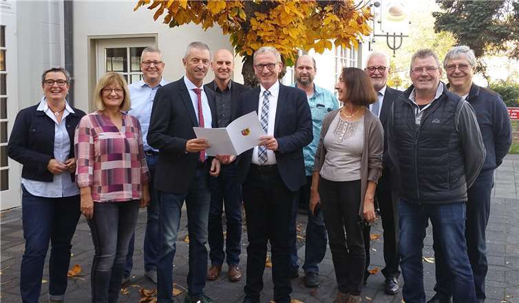 Bürgermeister Guido Orthen (Bildmitte) im Kreis der Dienstjubilare.privat