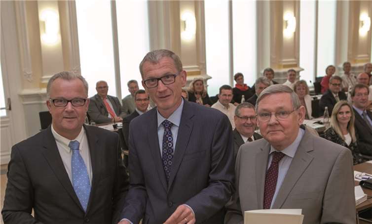 Bürgermeister Guido Orthen (M.) ernannte die neuen ehrenamtlichen Beigeordneten der Kreisstadt: Hans-Jürgen Juchem (l.) und Rudi Frick.  JOST