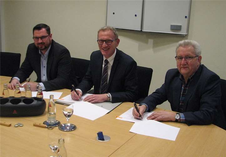 Bürgermeister Guido Orthen (Mitte), Markus Moog und Edgar Flohe unterzeichneten die Vertragspapiere.privat
