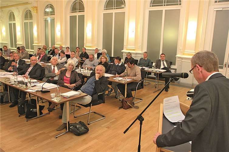 Bürgermeister Guido Orthen (am Rednerpult) stellte im Stadtrat den Plan zur Gründung einer Heilbad-Gesellschaft vor. BÜN
