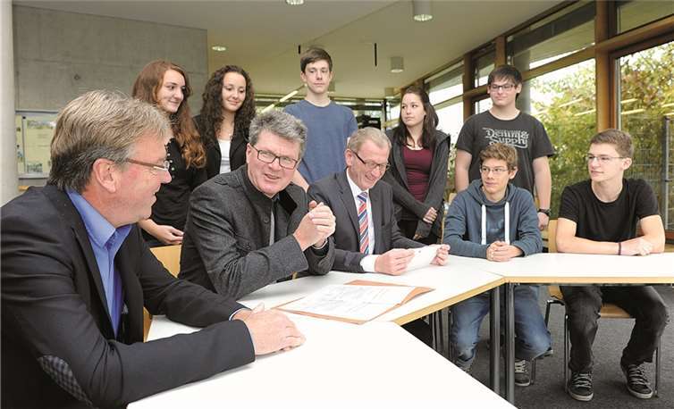 Bürgermeister Guido Orthen bedankte sich persönlich bei den PJG-Schülern für die Auswertung.FIX