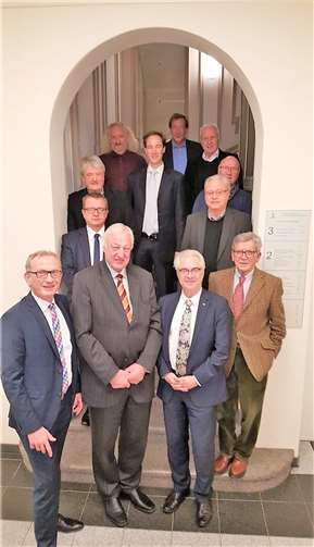 Bürgermeister Guido Orthen beglückwünscht van Bergen zur außerordentlichen Auszeichnung. privat