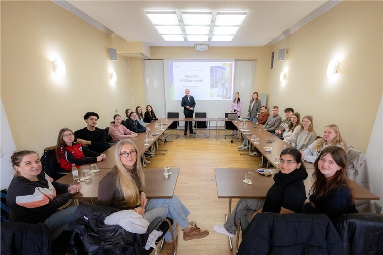 Bürgermeister Guido Orthen begrüßt die Schülerinnen und Schüler.  Foto: Christoph Steinborn