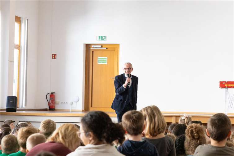 Bürgermeister Guido Orthen begrüßt die Vorschulkinder. Foto: Stadtverwaltung / Lukas Holling