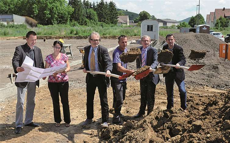Bürgermeister Guido Orthen begrüßte die Eigentümergemeinschaft Andreas Dresen, Wilfried Merzenich und Bernd Senscheid auf ihrem Baufeld. Zusammen wurde der erste Spatenstich durchgeführt.FIX