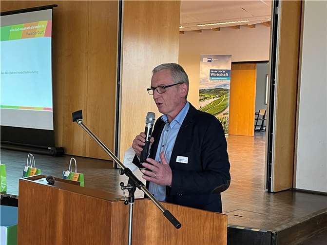 Die Innenstadt soll zukunftsfähig werden Bürgermeister Guido Orthen bei der Eröffnung der IHK-Veranstaltung in der Landskroner Festhalle. Fotos: ROB
