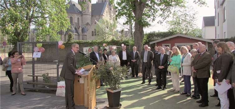 Bürgermeister Guido Orthen bei seiner Festrede, (r.) Leiterin Renate Knieps. GNATH