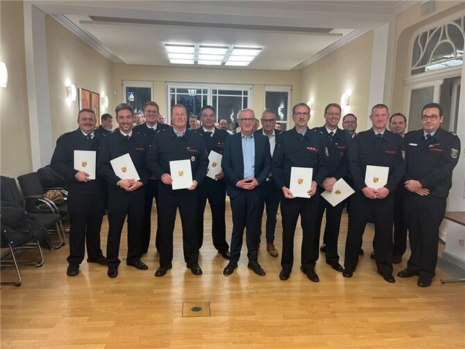 Bürgermeister Guido Orthen dankte den Feuerwehrleuten für ihren Einsatz.  Foto: Stadtverwaltung / Gunnar Kreidl