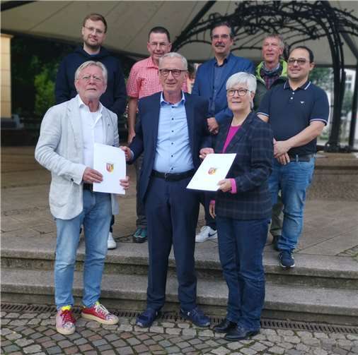 Bürgermeister Guido Orthen ernannte im Stadtteil Ahrweiler in der Sitzung des Ortsbeirats am 4. Juli Ferdi Heuwagen, der zuletzt Peter Krämer bereits dauerhaft in diesem Amt vertreten hatte, zum Ortsvorsteher, und gratulierte im Anschluss den frisch gewählten Ortsbeiratsmitgliedern. Foto: Stadtverwaltung / Andreas Doll