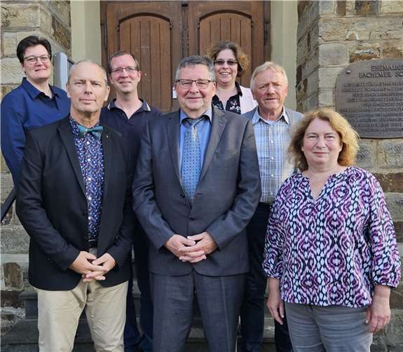 Bürgermeister Guido Orthen ernannte im Stadtteil Bachem in der Ortsbeiratssitzung am 4. Juli erneut Ulrich Stieber, der dieses Amt bereits von 1999 bis 2004 sowie seit 2019 erneut bekleidet hatte, zum Ortsvorsteher, und gratulierte im Anschluss auch den frisch gewählten Ortsbeiratsmitgliedern. Foto: Melanie Giffels