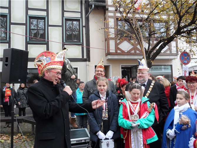 Bürgermeister Guido Orthen eröffnet die Session.